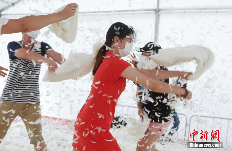 南京街頭上演“枕頭大戰(zhàn)” 年輕人瘋狂開(kāi)打 南京街頭上演“枕頭大戰(zhàn)” 年輕人瘋狂開(kāi)打