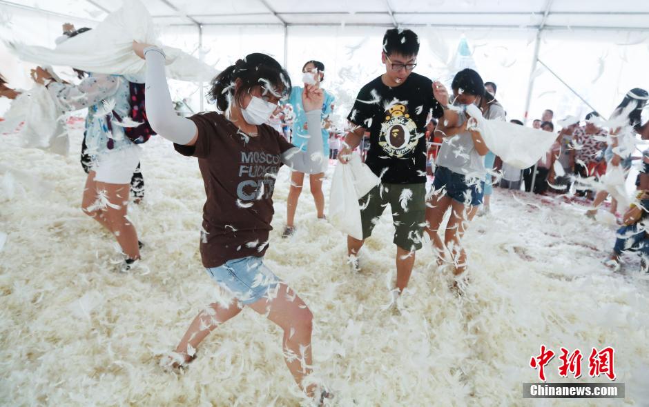 南京街頭上演“枕頭大戰(zhàn)” 年輕人瘋狂開(kāi)打 南京街頭上演“枕頭大戰(zhàn)” 年輕人瘋狂開(kāi)打