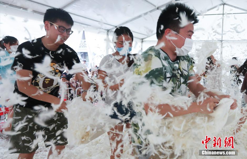 南京街頭上演“枕頭大戰(zhàn)” 年輕人瘋狂開(kāi)打 南京街頭上演“枕頭大戰(zhàn)” 年輕人瘋狂開(kāi)打