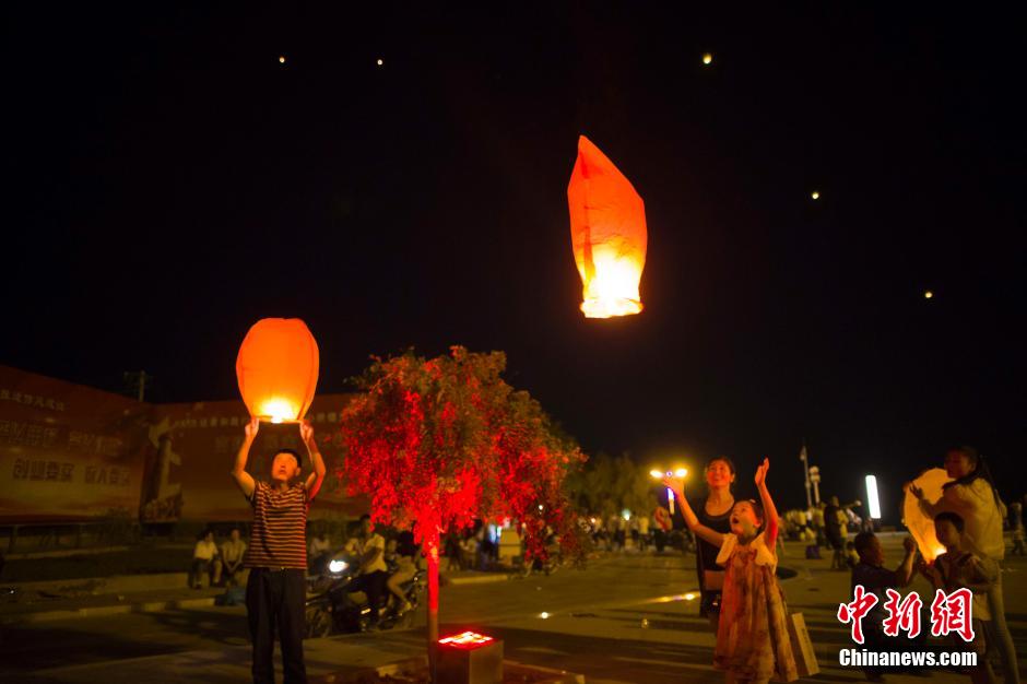 民眾燃起孔明燈助興。 張云 攝