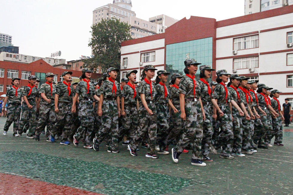 同學(xué)們在雨中堅持完成了會操表演。