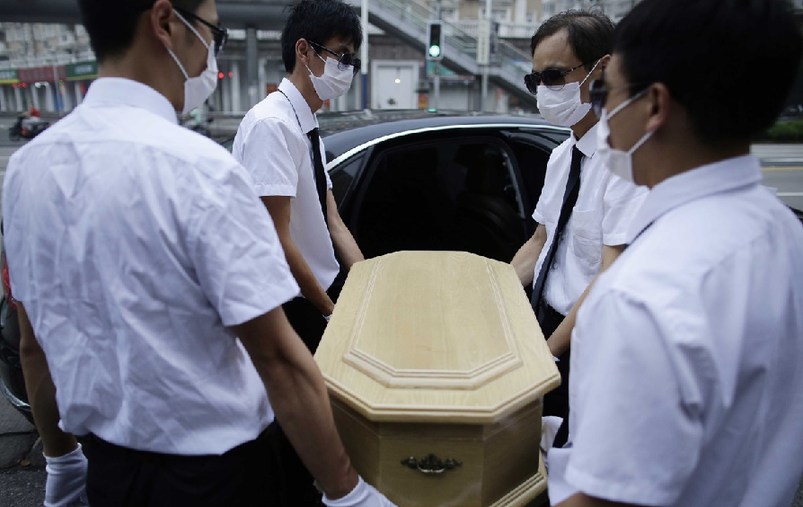 上海，花床、木棺、挽聯(lián)，在上海市閔行區(qū)一處私密的悼念室內(nèi)，一場小型追悼儀式正在舉行。