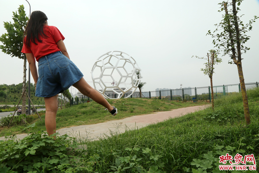 踢”足球“。