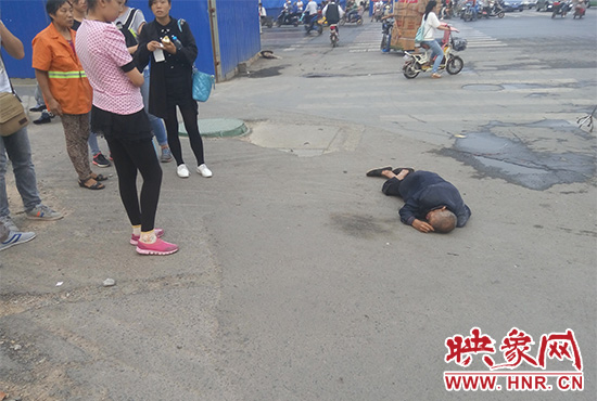 老人倒地后無人敢扶，過路市民拍照作證。