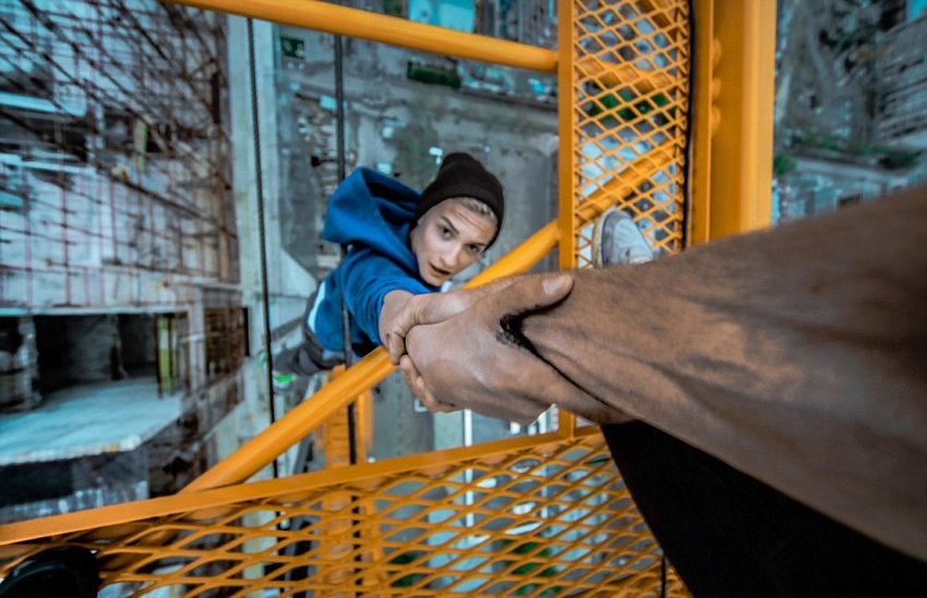 恐高癥慎入！俄羅斯小伙高空跑酷炫特技驚險(xiǎn)萬(wàn)分