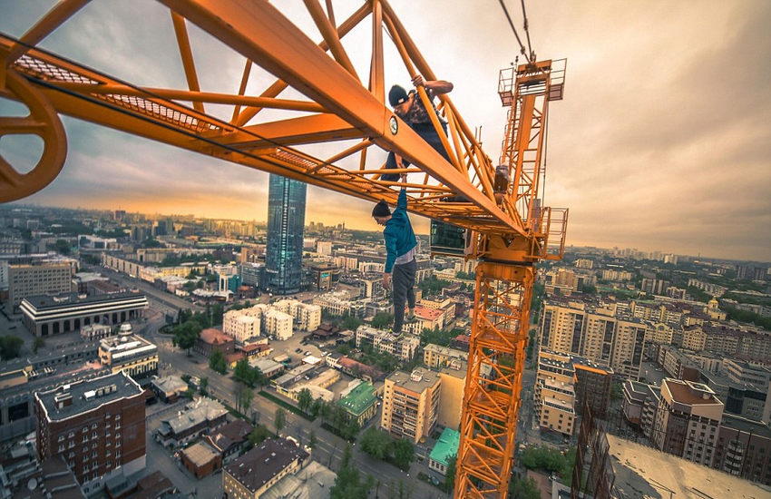 恐高癥慎入！俄羅斯小伙高空跑酷炫特技驚險(xiǎn)萬(wàn)分
