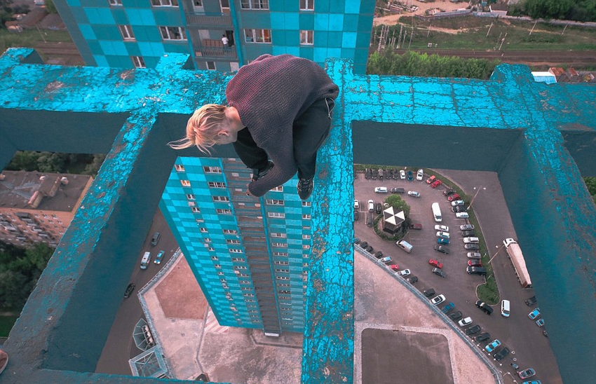 恐高癥慎入！俄羅斯小伙高空跑酷炫特技驚險(xiǎn)萬(wàn)分