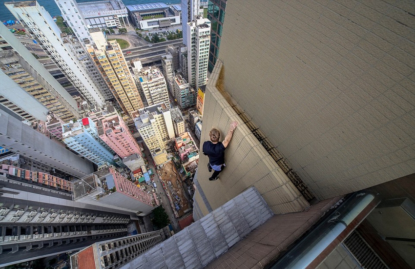 恐高癥慎入！俄羅斯小伙高空跑酷炫特技驚險(xiǎn)萬(wàn)分