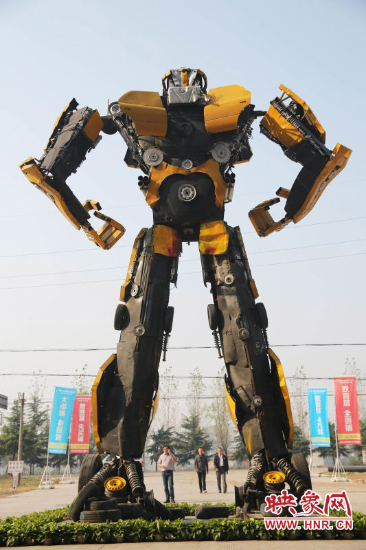 10月14日，一只高18米、寬8米的“變形金剛”矗立在河南省平頂山市寶豐縣一家企業(yè)門(mén)前。