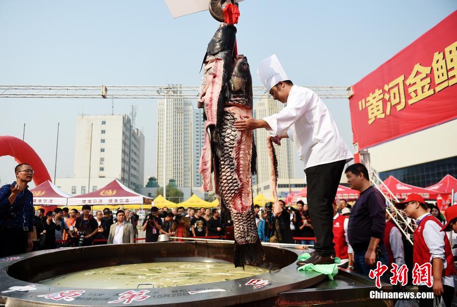 河南鄭州，一個直徑3.15米，深0.7米，可容納3噸高湯的“中原第一鍋”現(xiàn)場烹煮火鍋盛宴。