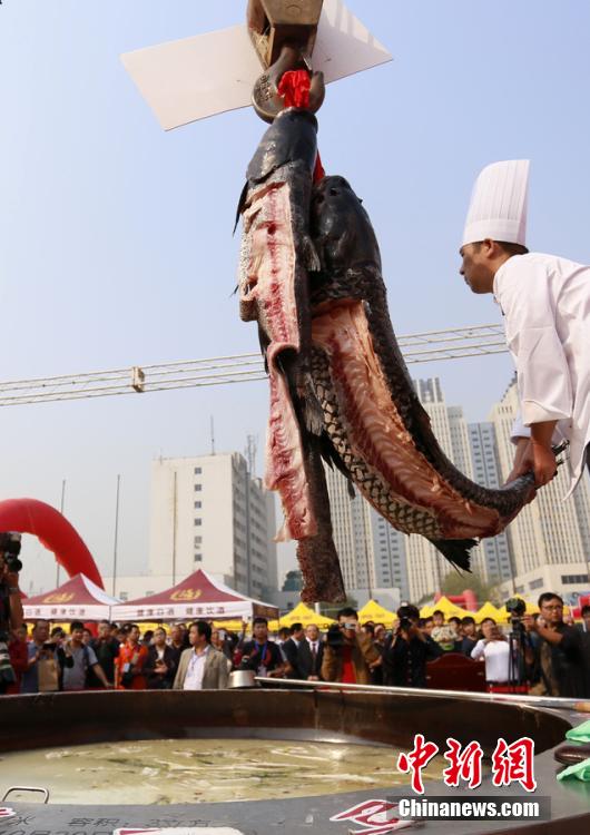 廚師對魚肉進(jìn)行處理。 圖片來源：CFP視覺中國