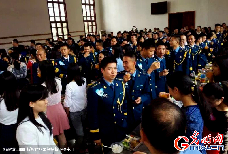 湖北武漢，“嫁人就嫁解放軍”，每年一屆的武漢軍旅姻緣會(huì)17日在駐漢空軍某指揮所文化活動(dòng)中心舉行
