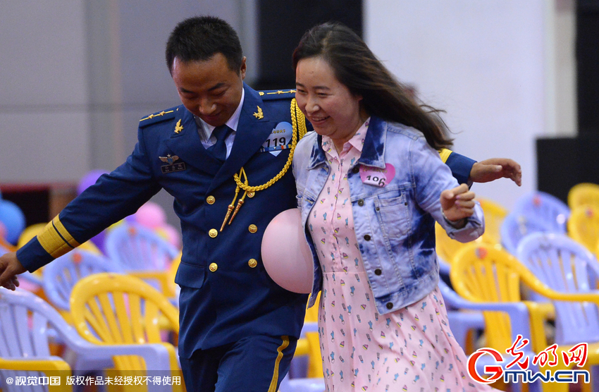 湖北武漢，“嫁人就嫁解放軍”，每年一屆的武漢軍旅姻緣會(huì)17日在駐漢空軍某指揮所文化活動(dòng)中心舉行