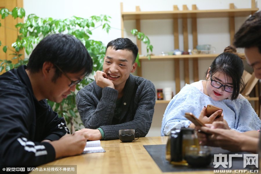 網(wǎng)絡(luò)紅人葉良辰現(xiàn)身浙江臺(tái)州，接受記者的專訪。