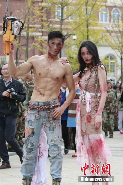 男神教師扮“鬼”學生稱其為“史上顏值最高男鬼”。何浠 攝