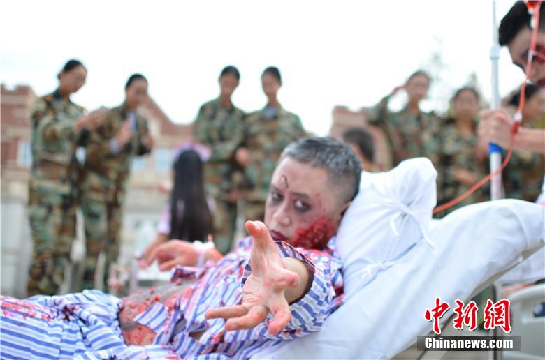 該校院長也參與其中，與學生共同嗨翻校園。 何浠 攝