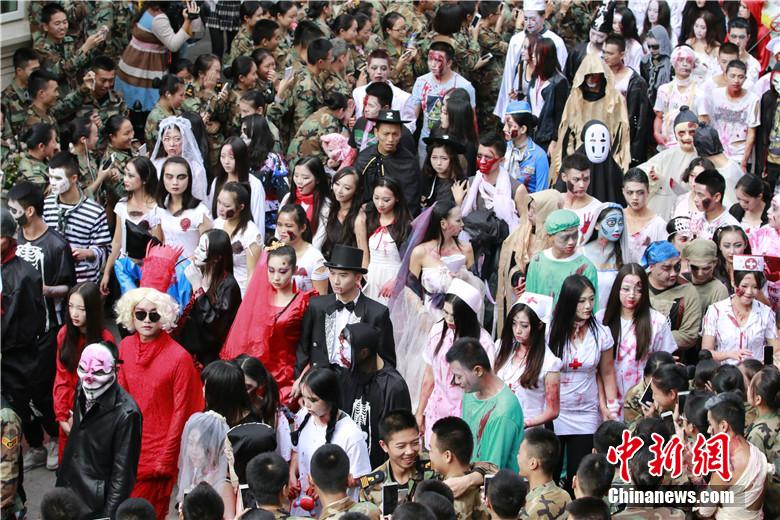 校園“萬圣節(jié)”恐怖化妝派對讓“群鬼”聚集。 何浠 攝