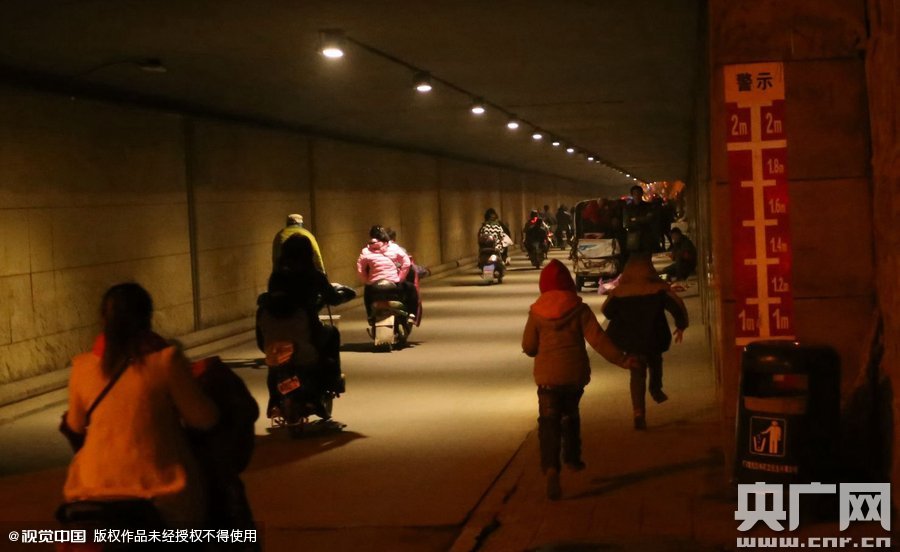 寫完作業(yè)，小一航與鄰居的小伙伴在大橋下玩耍。