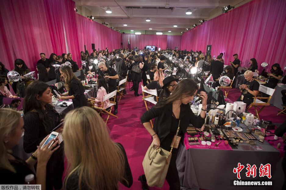 當(dāng)?shù)貢r(shí)間11月10日，2015維多利亞的秘密年度內(nèi)衣秀在紐約上演，模特在后臺(tái)緊張地準(zhǔn)備中。