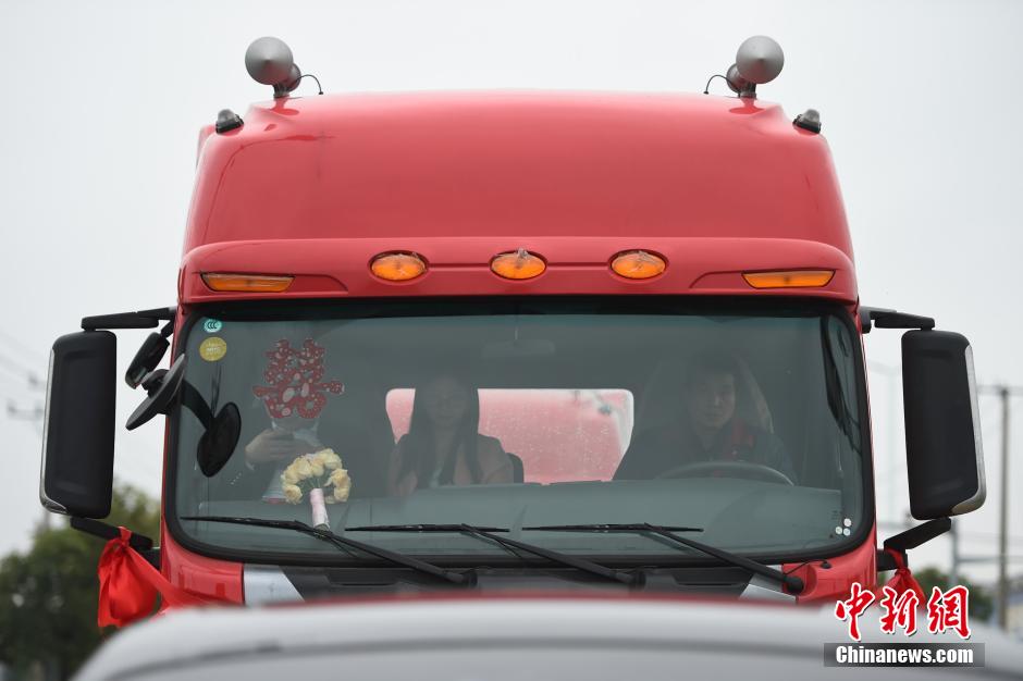 浙江現(xiàn)“霸氣”婚車隊(duì) 一輛勞斯萊斯引領(lǐng)八輛“大卡” 浙江現(xiàn)“霸氣”婚車隊(duì) 一輛勞斯萊斯引領(lǐng)八輛“大卡”