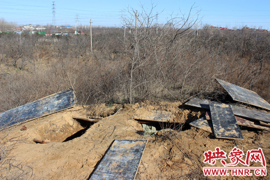 這次被盜的是位于北側(cè)的叔齊墓，墓塚上面有兩個(gè)盜洞，有十多米深。