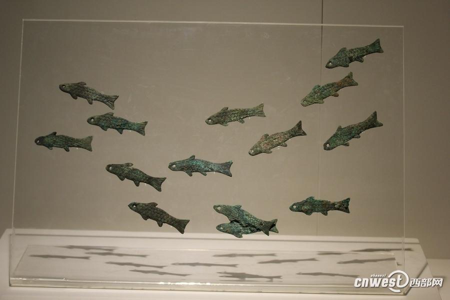 青銅魚符，有專家推測是覆蓋棺槨所用荒帷上懸掛的裝飾物。