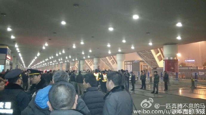 據(jù)現(xiàn)場網(wǎng)友表示：交警和出租車司機(jī)吵了起來。