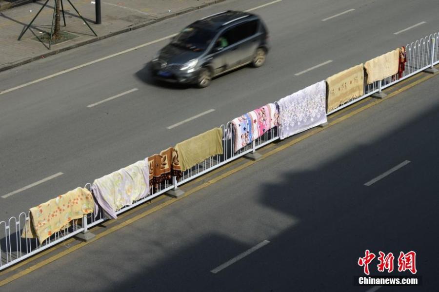 湖南長沙市民曬被“占領(lǐng)”馬路 湖南長沙市民曬被“占領(lǐng)”馬路