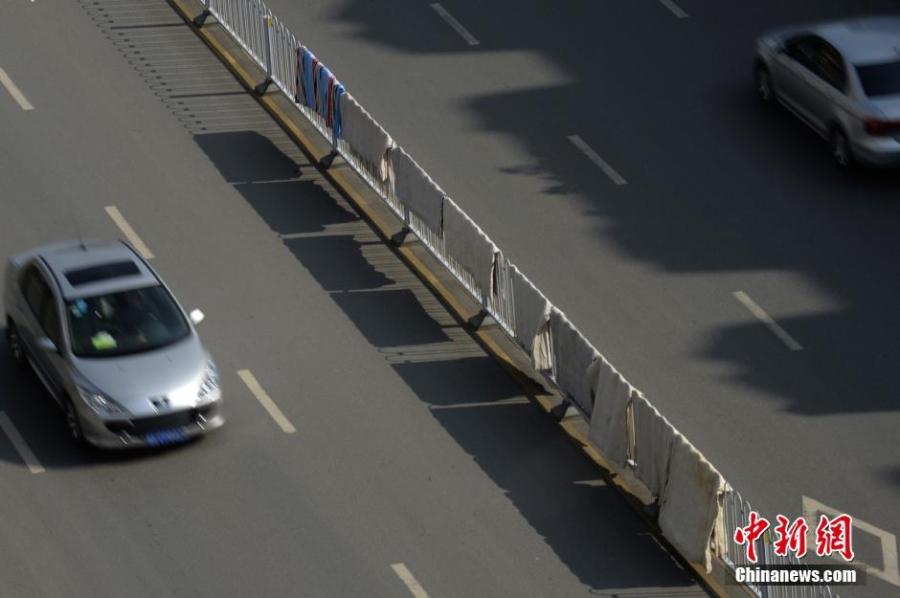 湖南長沙市民曬被“占領(lǐng)”馬路 湖南長沙市民曬被“占領(lǐng)”馬路