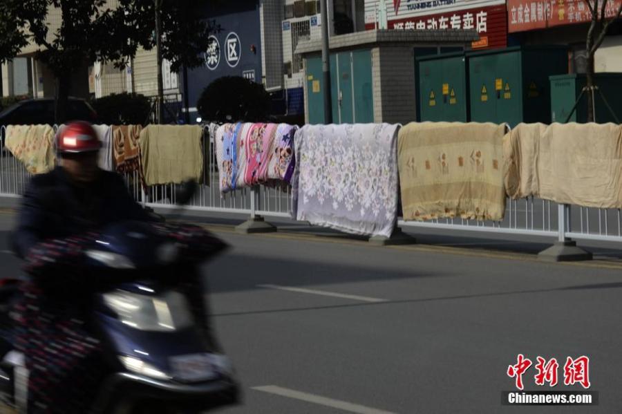 湖南長沙市民曬被“占領(lǐng)”馬路 湖南長沙市民曬被“占領(lǐng)”馬路