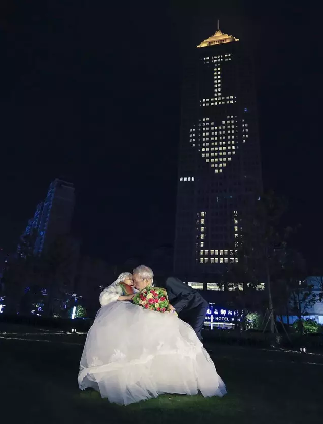 情人節(jié)最溫暖告白！84歲老人包下整樓示愛老伴