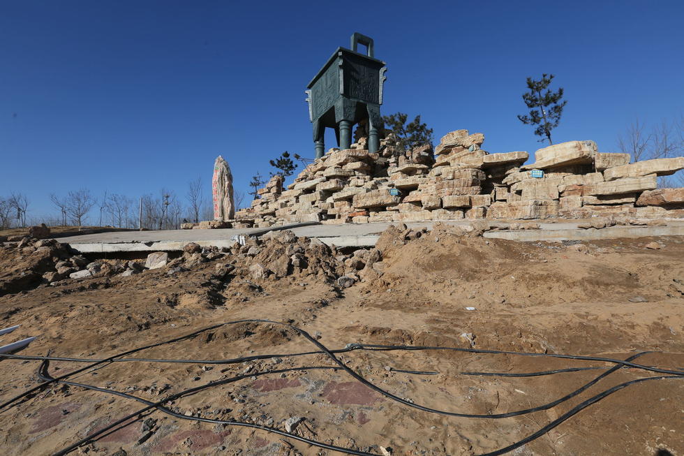 鄭州河邊建十米高銅鼎無(wú)防護(hù) 網(wǎng)友:不怕淹了？