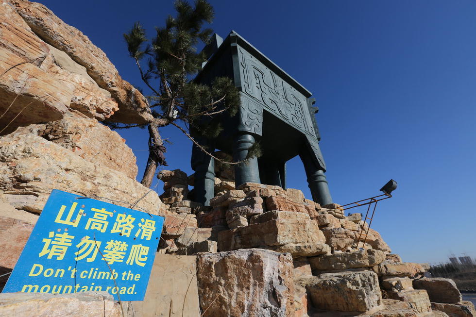 鄭州河邊建十米高銅鼎無(wú)防護(hù) 網(wǎng)友:不怕淹了？