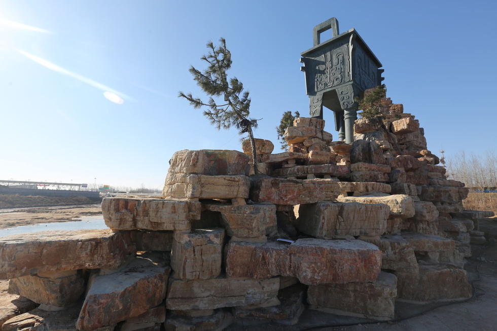 鄭州河邊建十米高銅鼎無(wú)防護(hù) 網(wǎng)友:不怕淹了？