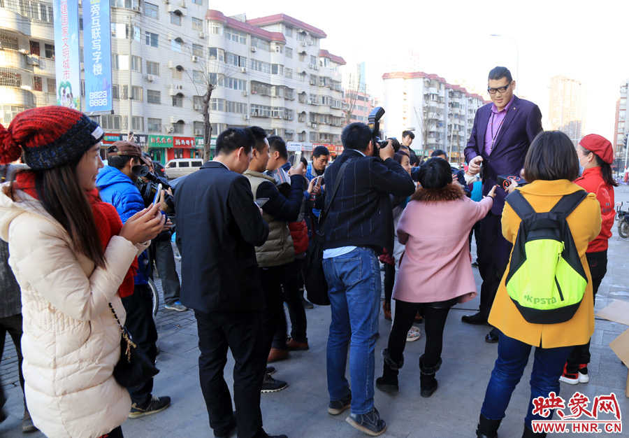 “亞洲第一巨人”張歡身高2.38米，在人群中非常出眾。