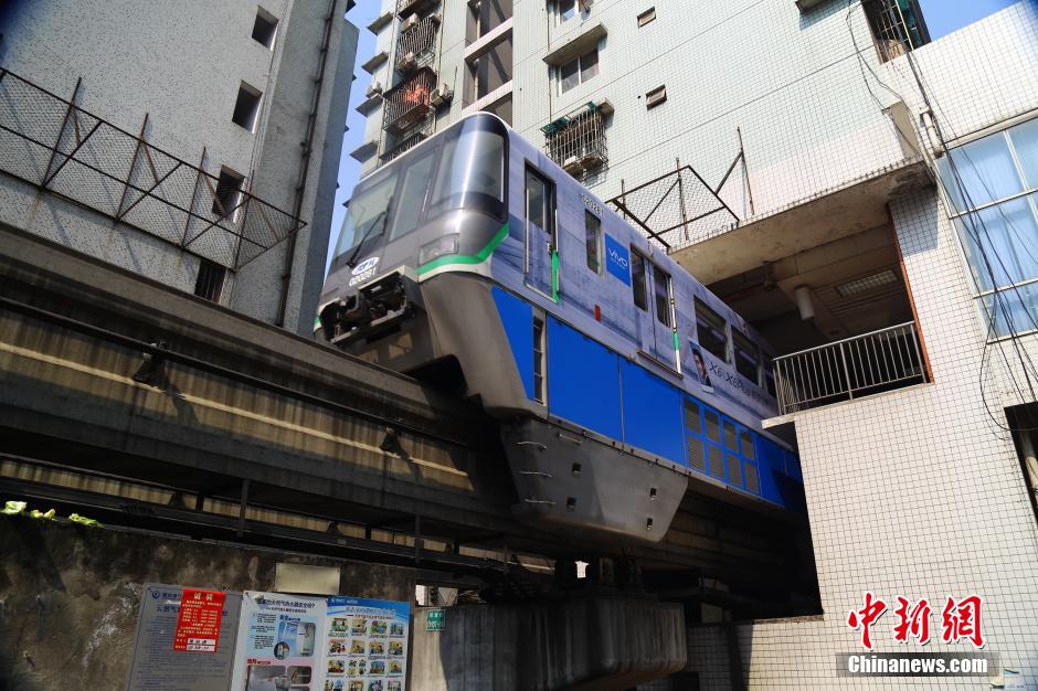 重慶輕軌列車穿樓而過場面震撼 重慶輕軌列車穿樓而過場面震撼
