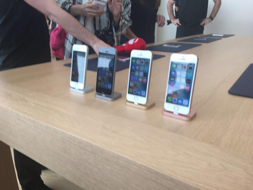 蘋(píng)果iPhone SE真機(jī)照:售價(jià)3288元起 中國(guó)首發(fā) 蘋(píng)果iPhone SE真機(jī)照:售價(jià)3288元起 中國(guó)首發(fā)