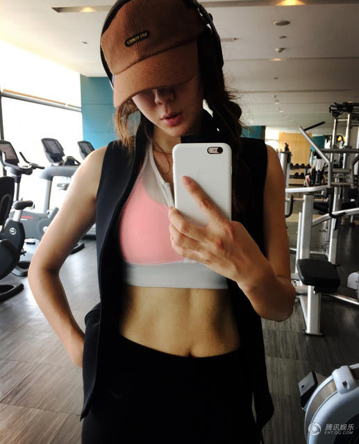 周韋彤曬出性感健身照。