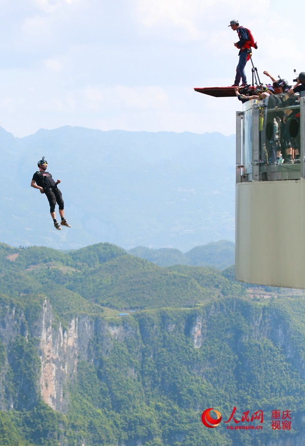 28日，2016世界低空跳傘大賽在重慶云陽(yáng)龍缸景區(qū)正式開(kāi)賽。圖為選手角逐中。劉政寧 攝