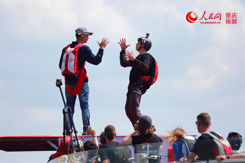 28日，2016世界低空跳傘大賽在重慶云陽(yáng)龍缸景區(qū)正式開(kāi)賽。圖為選手角逐中。劉政寧 攝