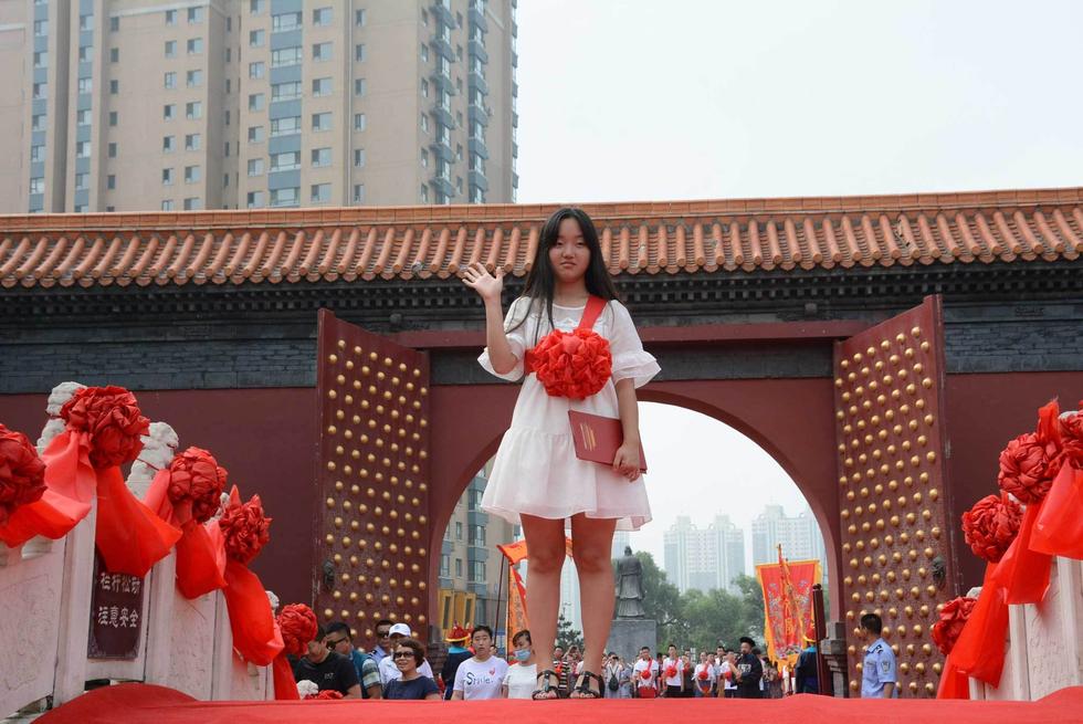吉林高考狀元走紅毯過狀元橋拜孔子領(lǐng)獎(jiǎng)金 吉林高考狀元走紅毯過狀元橋拜孔子領(lǐng)獎(jiǎng)金