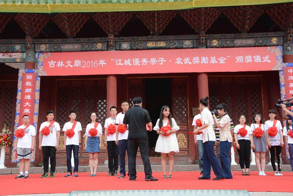 吉林高考狀元走紅毯過狀元橋拜孔子領(lǐng)獎(jiǎng)金 吉林高考狀元走紅毯過狀元橋拜孔子領(lǐng)獎(jiǎng)金