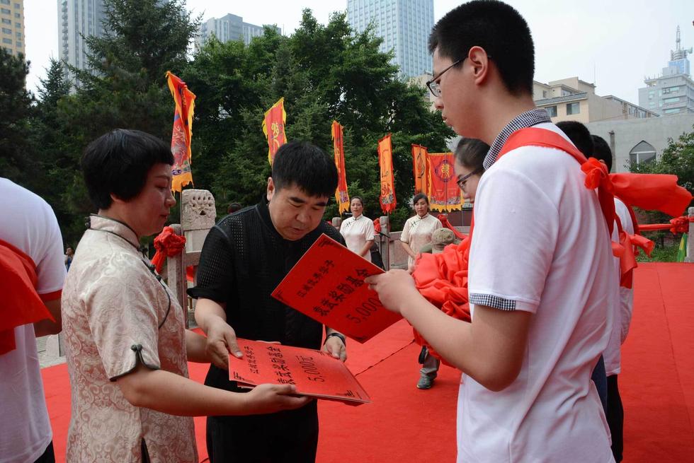 吉林高考狀元走紅毯過狀元橋拜孔子領(lǐng)獎(jiǎng)金 吉林高考狀元走紅毯過狀元橋拜孔子領(lǐng)獎(jiǎng)金