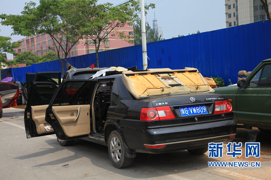 大雨過后艷陽天 新鄉(xiāng)車主晾曬忙 大雨過后艷陽天 新鄉(xiāng)車主晾曬忙