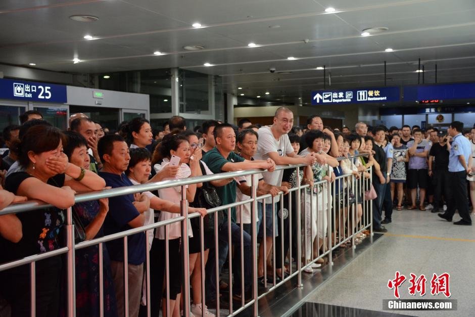 當日18時許，前來接機的家屬陸續(xù)來到大連機場，等候著其他親屬帶著親人骨灰“回家”。