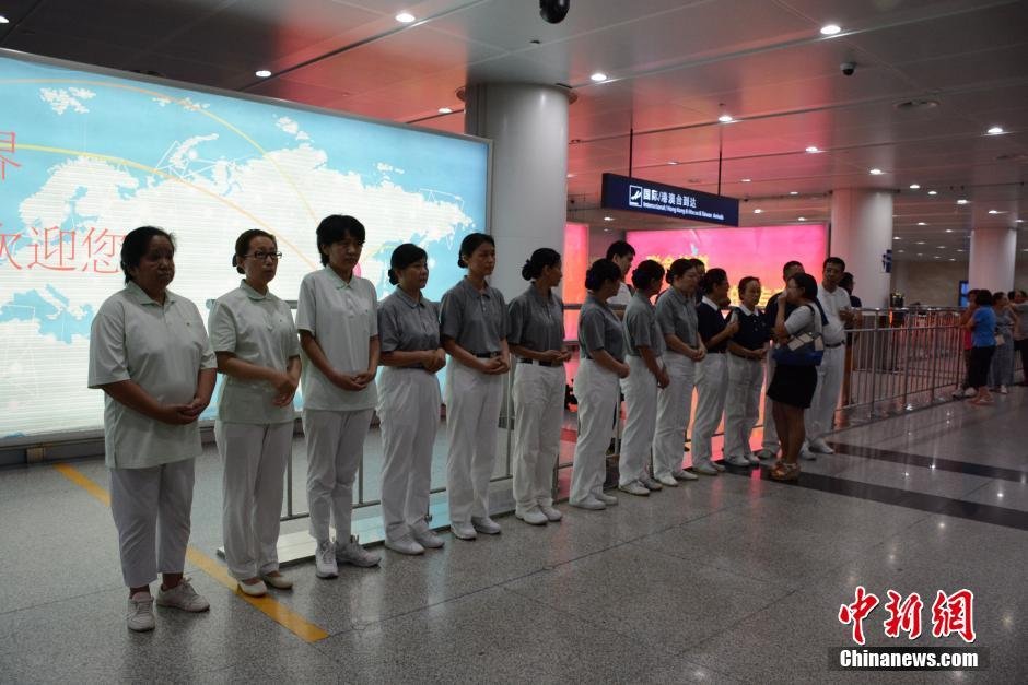 圖為臺灣慈濟慈善基金會大連聯(lián)絡處工作人員等候罹難者家屬。