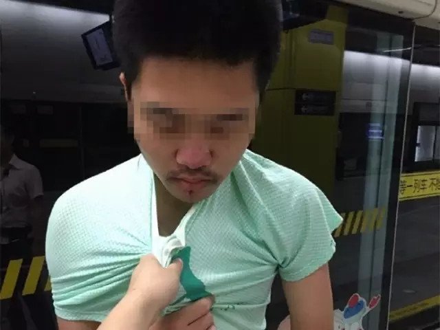 上海一女子地鐵上單手擒色狼 網(wǎng)友點(diǎn)贊 上海一女子地鐵上單手擒色狼 網(wǎng)友點(diǎn)贊