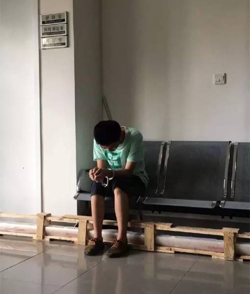 上海一女子地鐵上單手擒色狼 網(wǎng)友點(diǎn)贊 上海一女子地鐵上單手擒色狼 網(wǎng)友點(diǎn)贊