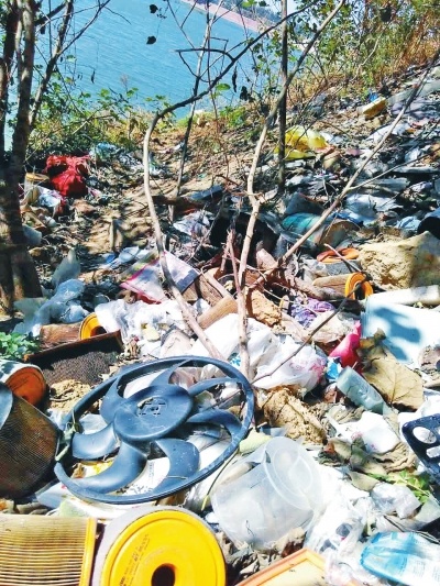 　　常莊水庫(kù)周邊垃圾隨處可見