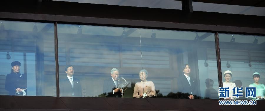 當(dāng)?shù)貢r(shí)間12月23日，在位于日本東京的皇宮，日本明仁天皇在皇族的陪同下發(fā)表生日感言。